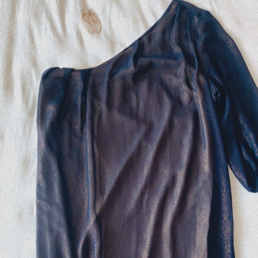 One-shoulder dress